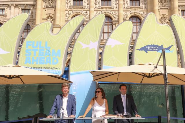 donauvia-Geschäftsführer Hasenbichler (re.), Stadträtin Uli Sima, Landwirtschaftsminister Norbert Darabos  | Foto: Mirjam Reither