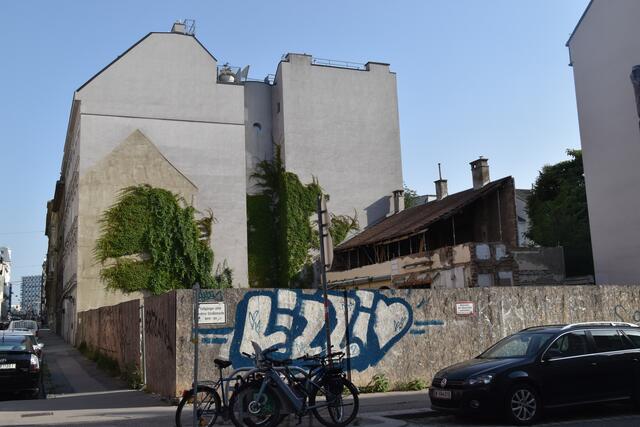 Vom Gasthaus Sperl ist nur mehr eine Ruine übrig. Diese steht seit Jahren unberührt im Bezirk.  | Foto: Salme Taha Ali Mohamed