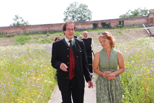 Anders als der Nutzgarten, war der barocke Garten des Klosters ein Ort der Kontemplation und des Gebetes. Und diesen Gedanken der Schöpfung soll er auch künftig erfüllen. Hans Roth und Christine Podlipnig bei der Begehung des Wegenetzes.  | Foto: Edith Ertl