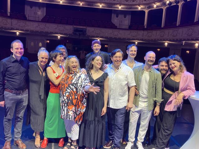 Das Ensemble von Csardasfürstin bei der Premierenfeier | Foto: Stockmann