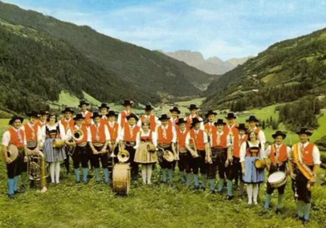 1975 führten die Kapelle der Kapellmeister Franz Schrall, Obmann Gottfried Plößnig und Kassier Josef Ploner. | Foto: Trachtenkapelle Mörtschach Chronik