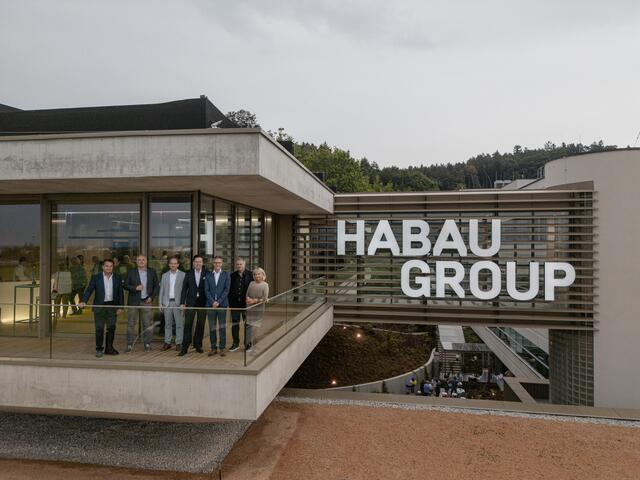 Anton Froschauer, Bürgermeister Perg; Christian Kastner, Geschäftsbereichsleitung Hochbau West und Projektleiter HAB1; Markus Fischer, Architekt F2 Architekten; Hubert Wetschnig, CEO HABAU GROUP; Michael Mayer-Schütz, CFO HABAU GROUP; Peter Halatschek, Gesellschafter; Georgine Heindl, Gesellschafterin | Foto: MW-Architekturfotografie