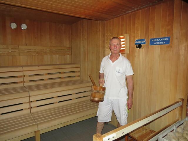 Badewart Ivica Jurisic gießt in der Saunakabine auf.