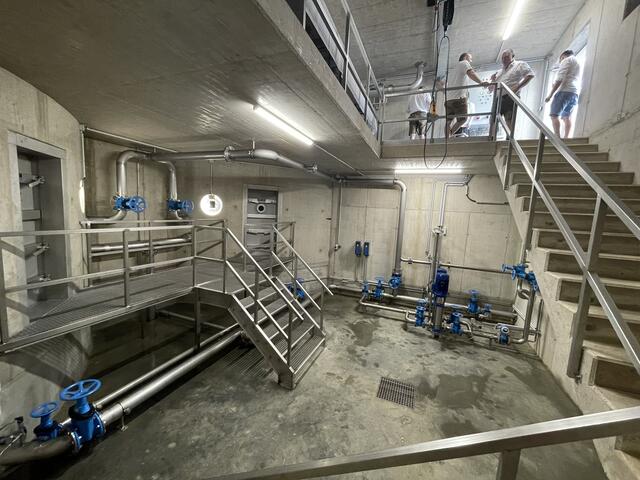 Unter einem Erdhügel verbirgt sich der neuerrichtete Speicher. | Foto: Gernot Heigl