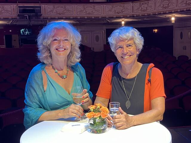 Beate und Gabi sangen auch im Publikums-Englein-Chor mit: "Tausend kleine Englein singen..." Danach stärkten sie sich bei der Premierenfeier. | Foto: Stockmann