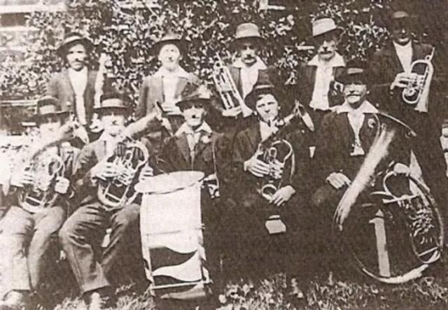 Hannes Schrall mit seiner Musikkapelle Anfang 1920er. | Foto: Trachtenkapelle Mörtschach Chronik