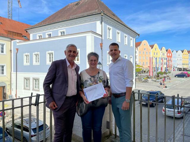V. l.: Bürgermeister Günter Streicher, Martha Quirchtmaier (Leitung Abteilung Finanzen) und Finanzstadtrat Paul Königsberger mit dem Voranschlag 2024 für die Stadt Schärding. | Foto: Stadtgemeinde Schärding