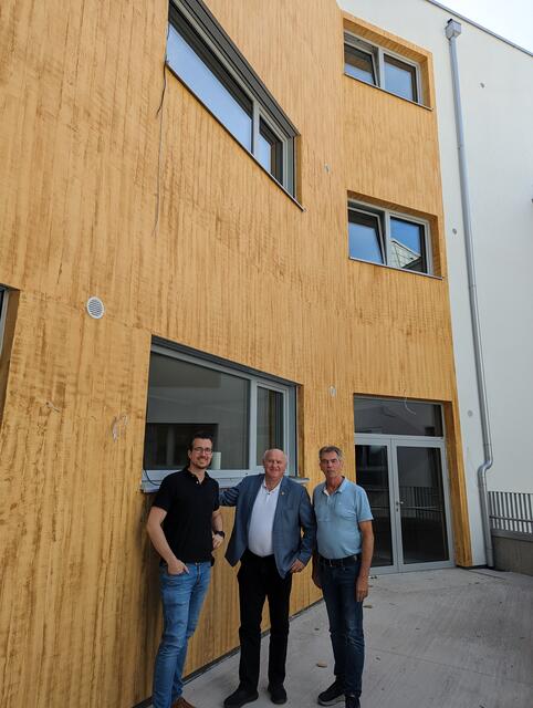 Vizebürgermeister Richard Payer, Bürgermeister Ernst Wendl und GGR Herbert Stuxer im Innenhof des Schulzubaus. | Foto: Gemeinde Himberg