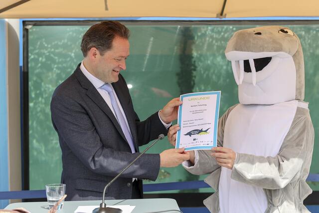 Urkunde für Landwirtschaftsminister Norbert Totschnig (ÖVP) | Foto: Mirjam Reihter