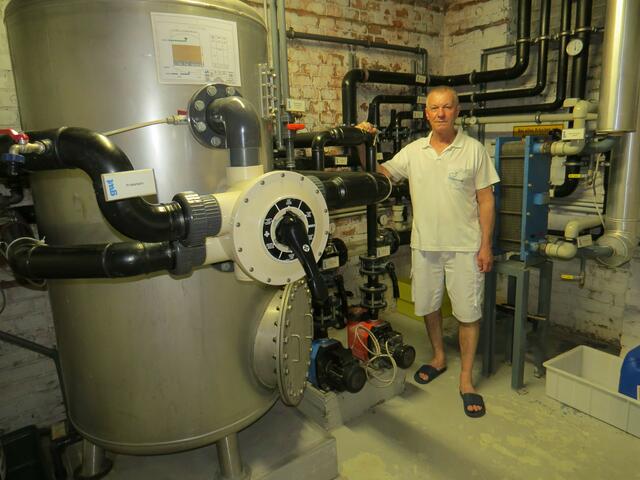 Ivica Jurisic im Technikraum des Brausebades Hermanngasse.