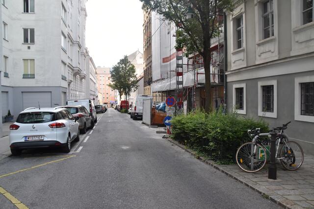 Da die Fußgängerinnen und Fußgänger die Wohnstraße nicht nutzen, wolle man diese stärker farblich kennzeichnen.  | Foto: Salme Taha Ali Mohamed