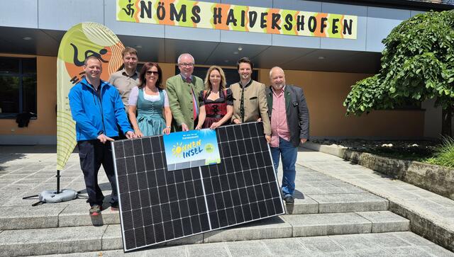 Florian Koller (ausführender Elektriker ETM), Amtsleiter Christian Perndl, LH-Stv. Stephan Pernkopf, Direktorin Sieglinde Faschinger, Bürgermeister Michael Strasser und Umweltgemeinderat Ulrich Steiner (v. li.). | Foto: Gde. Haidershofen
