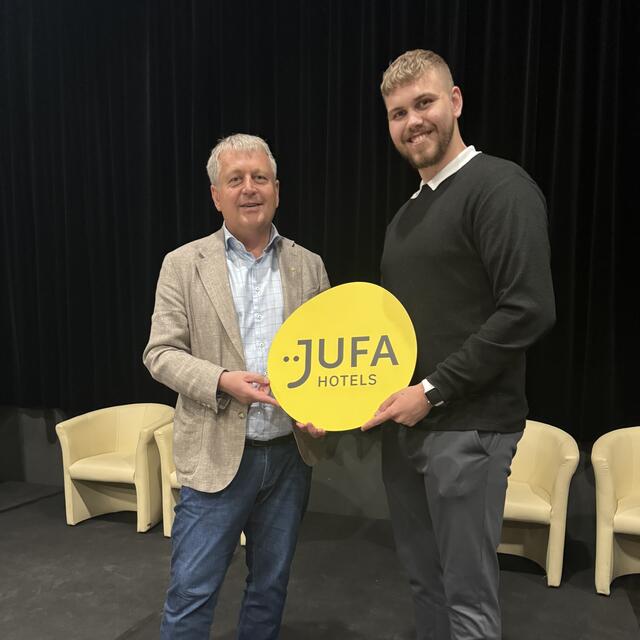 Geschäftsführer der JUFA Hotels Gerhard Wendl und der neue Direktor des JUFA Hotel Eisenserz Ramsau Marcus Kienbink | Foto: KK