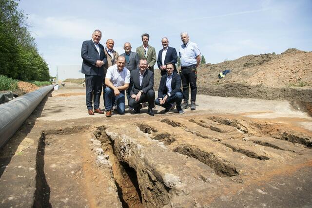 hinten: EVN Wasser Geschäftsführer Franz Dinhobl, Petronell-Carnuntum Vizebürgermeister Josef-Peter Cinadr, Scharndorf Bürgermeister Leopold Zwickelstorfer, Grundbesitzer Maximilian Abensperg-Traun, EVN Wasser Geschäftsführer Raimund Paschinger, Archäologe Kurt Fiebig, vorne: Höflein Bürgermeister LAbg. Otto Auer, EVN Vorstandsdirektor Stefan Stallinger und EVN Wasser Projektleiter Philipp Trettler (vlnr) | Foto: Daniela Matejschek