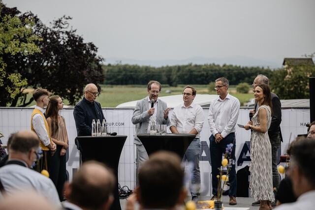 Bei einer Diskussionsrunde: Tobias Nenninger, Lehrling IT; Selina Binder, Lehrling Kreditorenmanagement; Hans Irndorfer Leitung Einkauf und Beschaffung; Markus Fischer, Architekt F2 Architekten; Josef Hochgatterer, Bauleiter HAB1; Michael Mayer-Schütz, CFO HABAU GROUP; Christian Kastner, Geschäftsbereichsleitung Hochbau West und Projektleiter HAB1; Barbara Fleißner, Moderatorin. | Foto: MW-Architekturfotografie