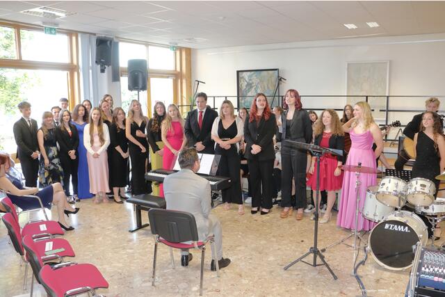 Auch der Schulchor "MiniVoxes" sorgte für Gesang. | Foto: FOTO KOREN