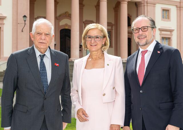 Landeshauptfrau Johanna Mikl-Leitner mit  dem Hohen Vertreter der EU für Außen- und Sicherheitspolitik und Vizepräsidenten der EU- Kommission Josep Borrell Fontelles (li.) und Bundesminister Alexander Schallenberg (re.) beim 28. Europa-Forum Wachau. | Foto: NLK Pfeffer