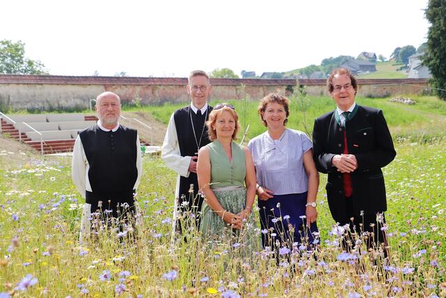 Prior Martin, Abt Philipp und Hans Roth mit Christine Podlipnig/Blühen & Summen und Ursula Lackner im Stiftsgarten vor dem historischen Nymphäum. | Foto: Edith Ertl