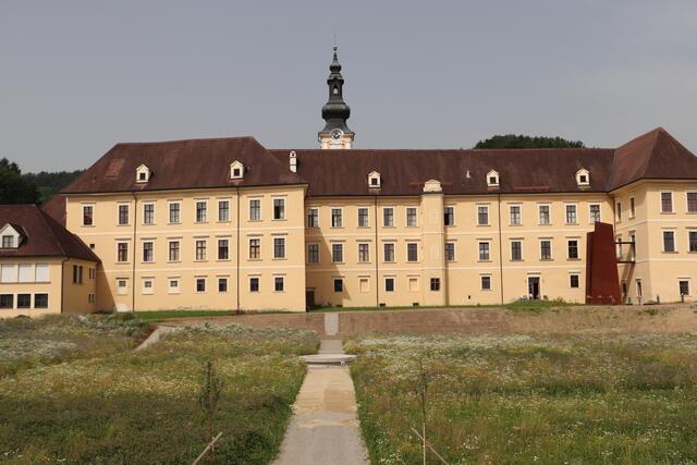 Diese Sicht auf Stift Rein hinter Klostermauern kennen nur wenige. Wie der Stiftsgarten fertig ist, gibt es ab Frühjahr 2025 Zeiten, in denen er für die Öffentlichkeit zugänglich ist.  | Foto: Edith Ertl