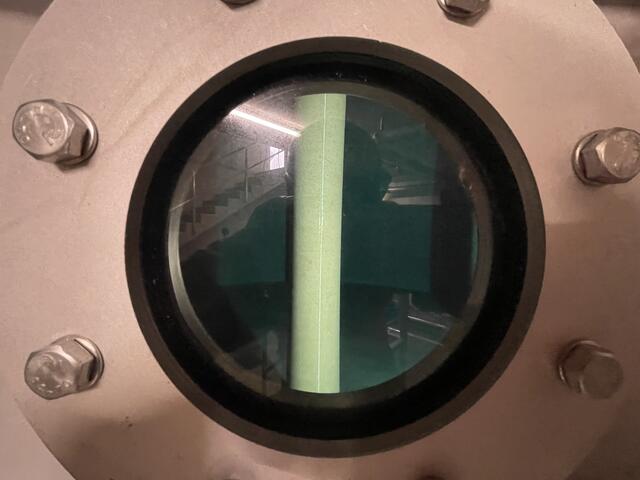 Hinter diesem Schauglas in einer speziellen Drucktür befinden sich 300.000 Liter Wasser. | Foto: Gernot Heigl