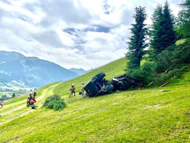 Der Traktor wurde in zwei Teile gerissen. | Foto: Freiwillige Feuerwehr Dorfgastein