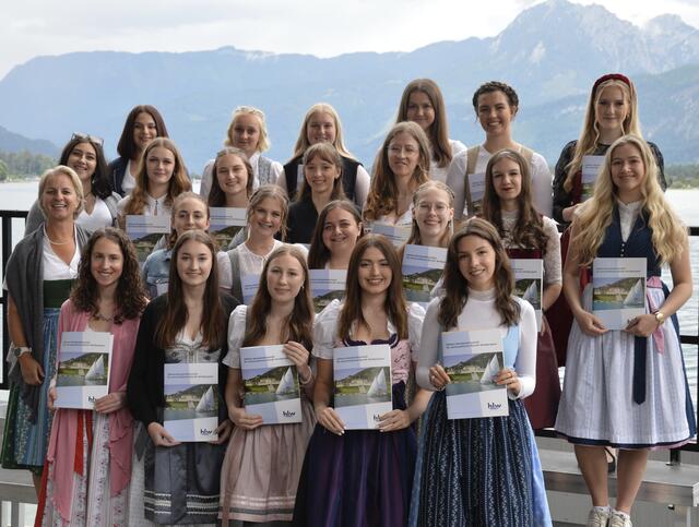 Reife- und Diplomprüfung 2024 an der HLW Wolfgangsee – Absolventinnen der 5b-Klasse:

1. Reihe v.l.n.r.: Isabella Reichl, Caroline Sittenthaler, Linda Huber, Julia Rainer, Chiara Selig,

2. Reihe: KV Mag. Sonja Thomas, Yvonne Bernöcker, Ylvi Hölzl, Elisabeth Eisl, Sophie Hinterberger (guter Erfolg),

3. Reihe: Sonja Aschaber, Lena Laimer, Lena Rathgeb (guter Erfolg), Michaela Sams (guter Erfolg), Lea Pauzenberger (ausgezeichneter Erfolg), Sophia Resch, Sophie Laimer,

4. Reihe: Anja Eggendorfer (guter Erfolg), Marie Hillebrand, Leah Leitner, Elsa Schachenhofer, Chiara Nagl, Leonie Mühlthaler | Foto: HLW Wolfgangsee