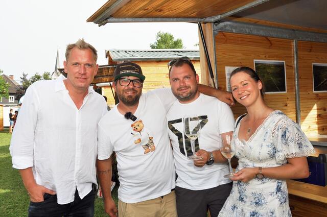 Lake´s Restaurantleiter Andreas Schachinger, Veranstalter Walter Türk vom Weinkeller in Krumpendorf, Lake´s Geschäftführer Thomas Klinkan und Klavierbauerin Tamara Bruckner | Foto: Claudia Hölbling
