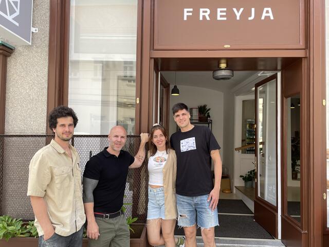 Máté Ugaros (r.) und Lena Guggenbichler eröffneten das erste Freyja in Wien. Auch Eigentümer Gergely Markovics (2.v.l.)machte sich ein Bild vom ersten Shop außerhalb Budapests.  | Foto: Fabian franz