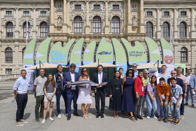 Das Projektteam vor dem Aquarium | Foto: Mirjam Reihter