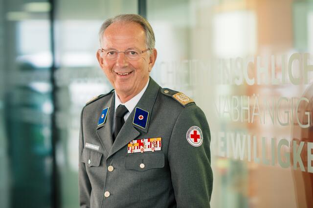 Werner Aufmesser, Präsident des Roten Kreuzes Salzburg, gibt einen Überblick über die letzten 15 Jahre im Rettungsdienst. | Foto: Rotes Kreuz Salzburg/M. Riebler