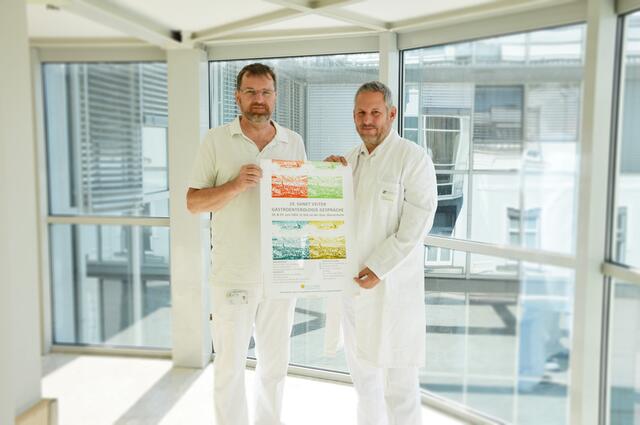 Empfangen am 28. und 29. Juni hochkarätige Experten aus den Bereichen Gastroenterologie und Onkologie: Erster Oberarzt Harald Weiß (links) und Primar Peter Gröchenig | Foto: Barmherzige Brüder