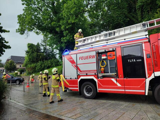 Durch die Feuerwehr wurden die Zufahrtwege gesperrt, sowie ein Brandschutz und Ölsperren eingerichtet. | Foto: Freiwillige Feuerwehr Bergheim