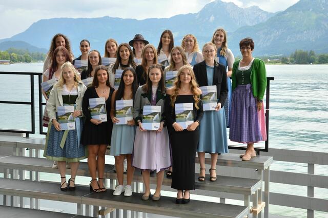 Reife- und Diplomprüfung 2024 an der HLW Wolfgangsee – Absolventinnen der 5a-Klasse:
1. Reihe v.l.n.r.: Michaela Aigner (guter Erfolg), Carina Eder, Eliana Lindinger, Nicola Winkler (guter Erfolg), Tamia Huemer (ausgezeichneter Erfolg)

2. Reihe: Natascha Osterrieder, Viktoria Aigner, Stella Petrusic (ausgezeichneter Erfolg), Anja Ernst, Anita Krimbacher, Luisa Feichtner, KV Prof. Mag. Edith Eder

3. Reihe: KV Prof. Mag. Birgit Gamsjäger, Sophie Scheil, Martha Irnberger, Tamara Thomas, Lea Gurtner (guter Erfolg), Nora Moisl, Simone Reichinger | Foto: HLW Wolfgangsee