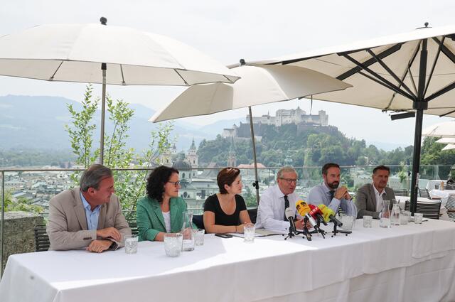 Landesrat Christian Pewny, Landesrätin Daniela Gutschi, Landeshauptmann Stellvertreterin Marlene Svazek, Landeshauptmann Wilfried Haslauer, Landeshauptmann-Stellvertreter Stefan Schnöll, Landesrat Martin Zauner | Foto: Land Salzburg / Franz Neumayr