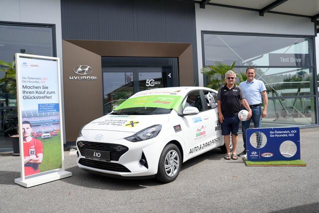 Als Hauptpreis wartet beim Schiedsrichter-Frühschoppen wieder ein Auto, zur Verfügung gestellt von Hannes Paveza (r). von Auto &amp; 2-Rad Posch. | Foto: Michl