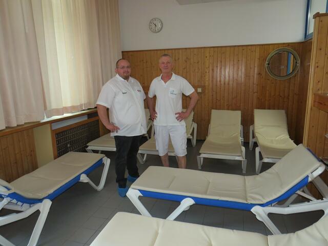Betriebsbademeister Michal Matuszszak und Badewart Ivica Jurisic im Ruheraum der Sauna.