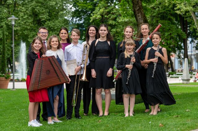 v.l. Nina Sattlegger, Dir. Hans Brunner, Domenica und Hemma Pleschberger-Schmölzer, Jakob Striednig, Regina und Marie Wiesflecker, Ensemble Windspiel: Johanna Gigler, Theresa Schrall, Sabine Mildner, Maja Unterweger | Foto: Erich Auer