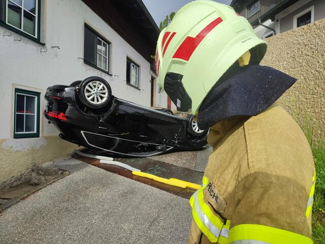 Am Unfallort in Bergheim fand die alarmierte Feuerwehr Bergheim ein sich auf dem Dach befindenden Pkw vor, der Fahrzeuglenker hatte das Fahrzeug bereits unbeschadet verlassen und sich vom Unfallort entfernt. | Foto: Freiwillige Feuerwehr Bergheim