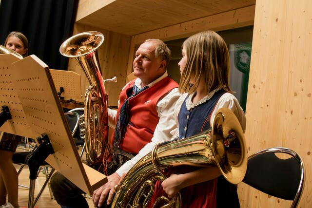 Beim Frühjahrskonzert 2024 traten auch die Kinder der Bläserklasse auf. Mit Begeisterung und Stolz präsentierten die Jüngsten ihr Können erstmals vor einem großen Publikum.  | Foto: flickr.com/tk-moertschach