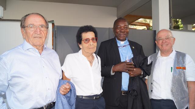 Willi und Christine Schennach und Hans Kreuzer mit Achilleus Ndege vom Ifakara Management. 