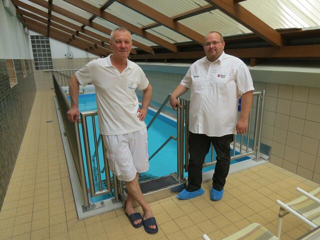 Badewart Ivica Jurisic und Betriebsbademeister Michal Matuszszak vor dem Warmwasserbecken im nicht einsehbaren Freibereich.