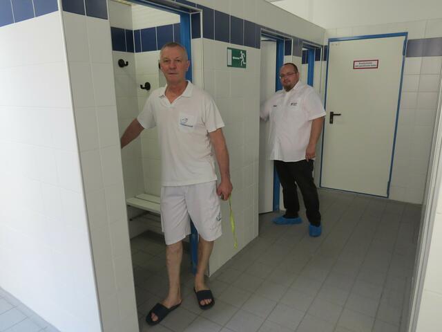  Badewart Ivica Jurisic und Betriebsbademeister Michal Matuszszak bei den Brausekabinen.