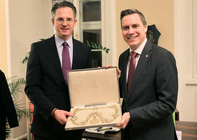 Bürgermeister a.D. Stefan Schmuckenschlager überreicht im Jänner dieses Jahres die Bürgermeisterkette an seinen Nachfolger Christoph Kaufmann. | Foto: Stadtgemeinde Klosterneuburg / Lutz