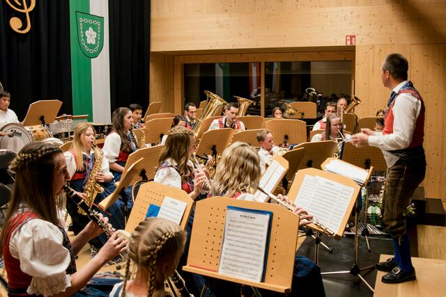 Die musikalische Leitung unterliegt Richard Unterreiner und Benedikt Plößnig. Unter ihrer Anleitung entwickelt sich die Kapelle kontinuierlich weiter und probt jedes Jahr fleißig für das Frühjahrskonzert  | Foto: flickr.com/tk-moertschach