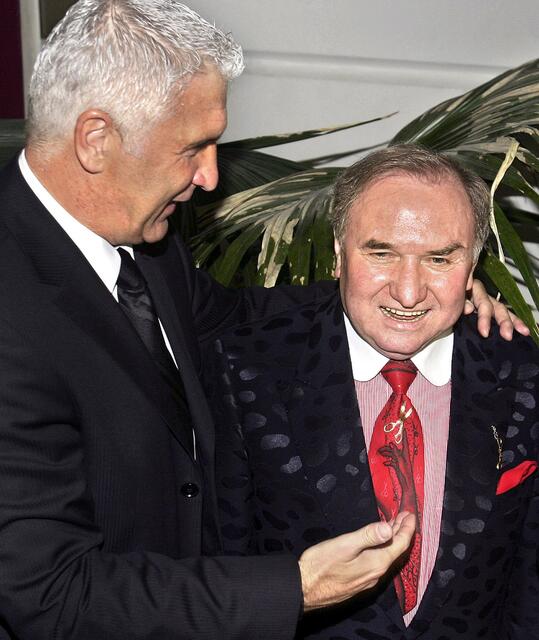 Josef "Peppino" Teuschler war ein großer Fußballfan und pflegte auch enge Kontakte zu Größen des Fußballs (hier mit Hans Krankl, l., Archiv 2004). | Foto: GEPA/Norbert Juvan