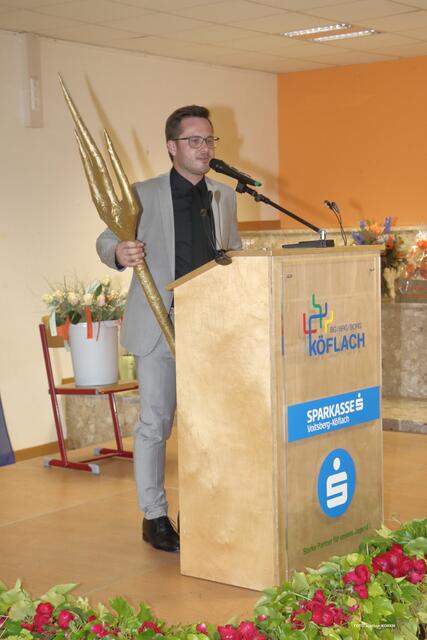 Klassenvorstand Michael Wagner bekam feuchte Augen nach einem Lied. | Foto: FOTO KOREN