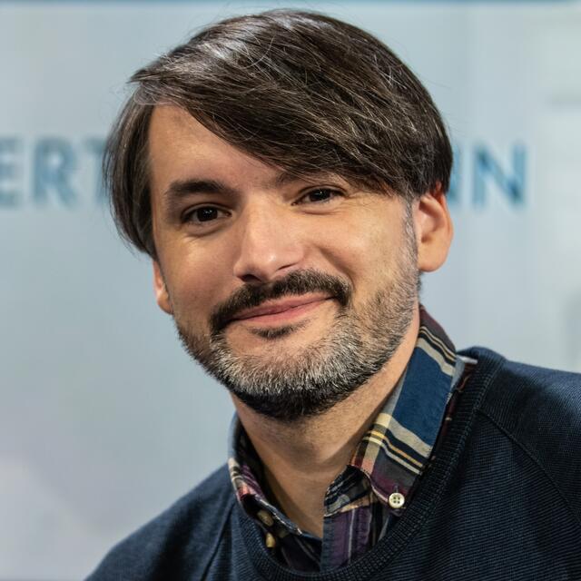 Saša Stanišić präsentiert am letzten Junitag sein neues Buch "Möchte die Witwe angesprochen werden, platziert sie auf dem Grab die Gießkanne mit dem Ausguss nach vorne" bei einer Open-Air-Lesung auf dem OK-Platz in Linz. | Foto: Harald Krichel 