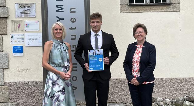 Direktorin Verena Schuster-Schedlberger, Martin Ebenhofer und Chemie-Professorin Karin Tüchler. | Foto: Europagymnasium Baumgartenberg