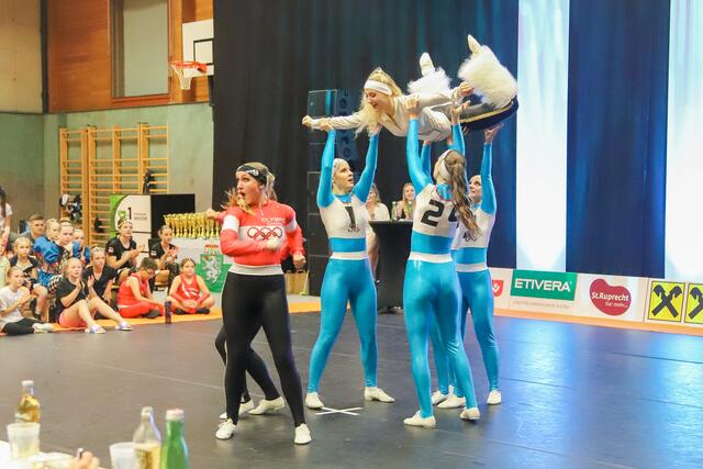 Mit dem Thema "Schifoan" und Hansi H. begeisterte die Ladies-Miniformation "Mad Maniacs" das Publikum | Foto: Iris Bloder