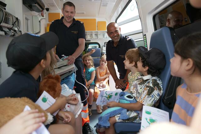 Das Team der Wiener Berufsrettung zeigte den Kids das Rettungsauto einmal von innen. | Foto: Max Spitzauer/RMW